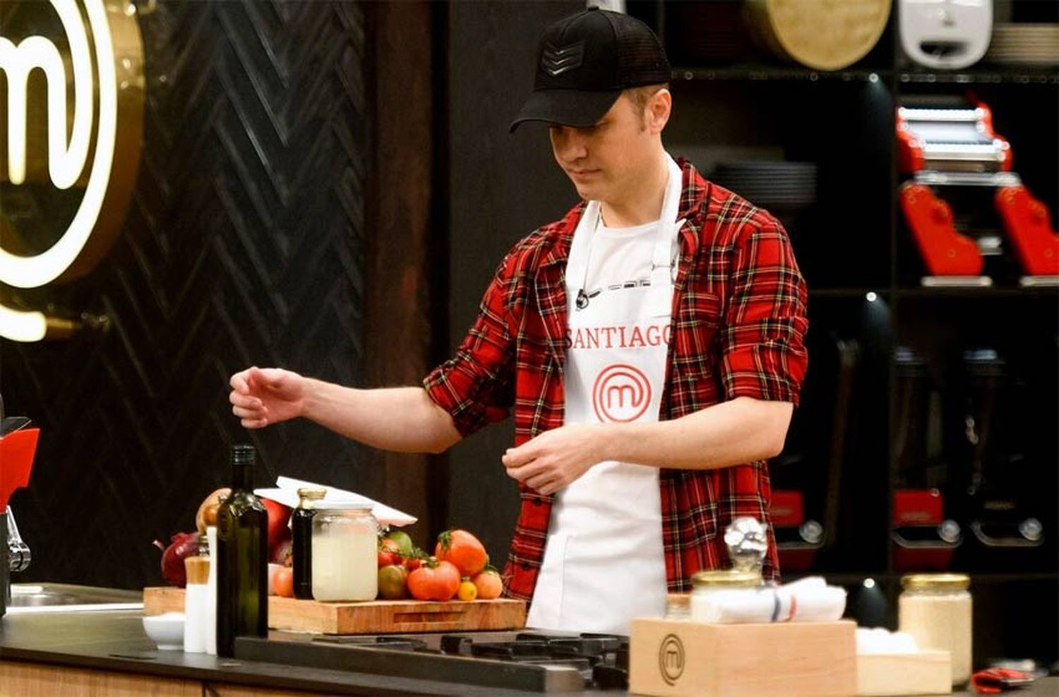 Santiago del Moro, uno más en la cocina: el conductor de Masterchef Celebrity debutó con el delantal