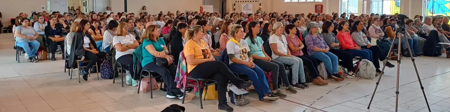 Unos 350 catequistas colmaron el SUM de la Escuela de Comercio