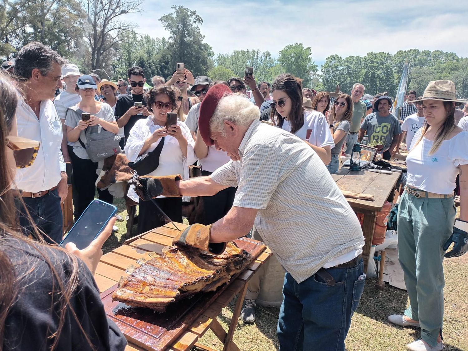 Lobos: Un abuelo y su nieta ganaron el primer concurso del Asado a la Estaca en la 2° Fiesta de la Tradición y el Asado