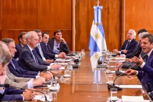 Massa anunció un acuerdo con bancos y compañías de seguro para canjear deuda en pesos