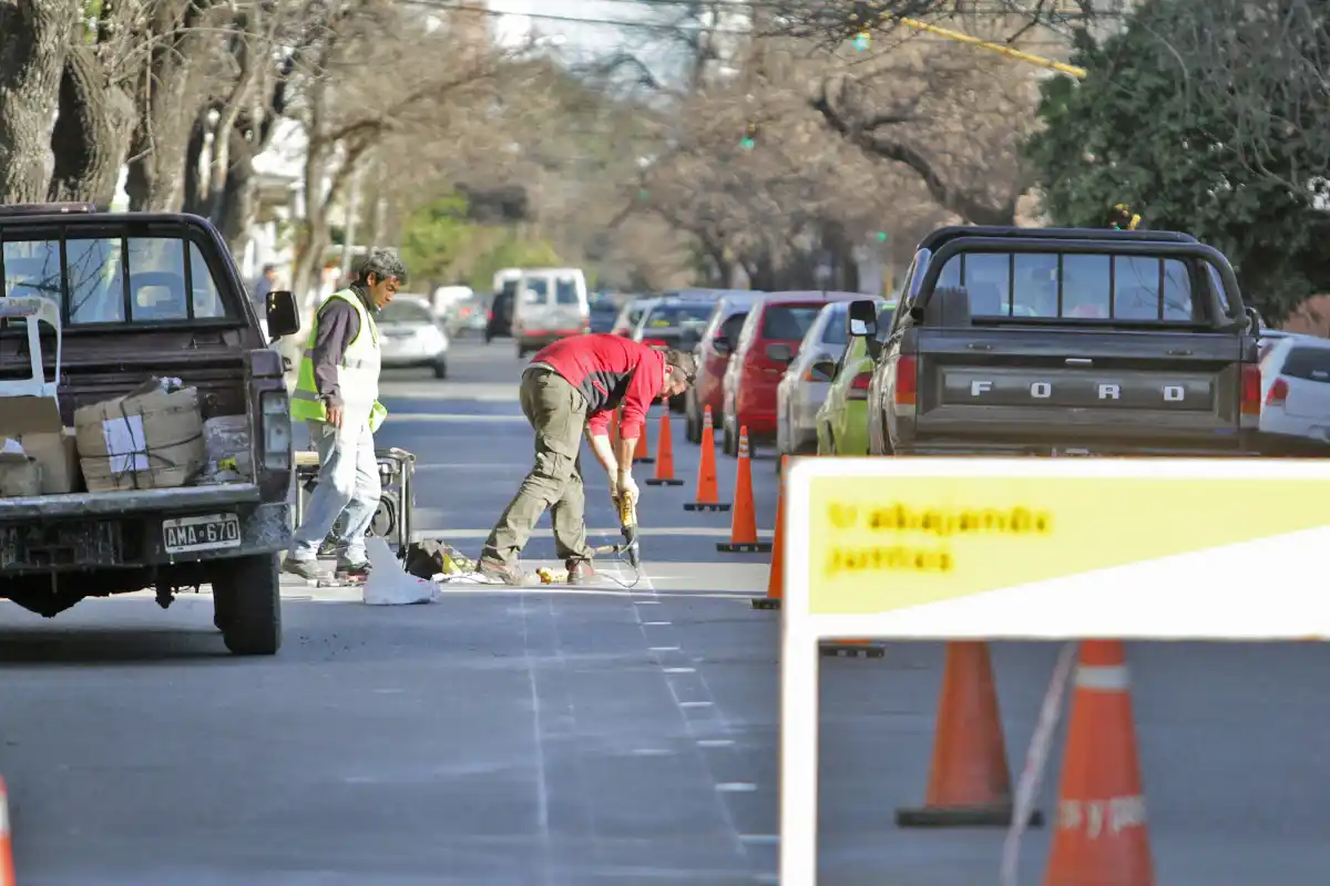 Demarcación de carriles en calle Urquiza