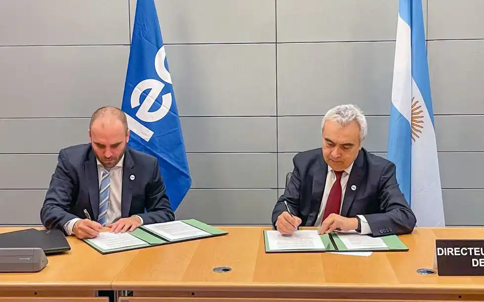 Martín Guzmán firmó en París la adhesión de la Argentina a la Agencia Internacional de la Energía.