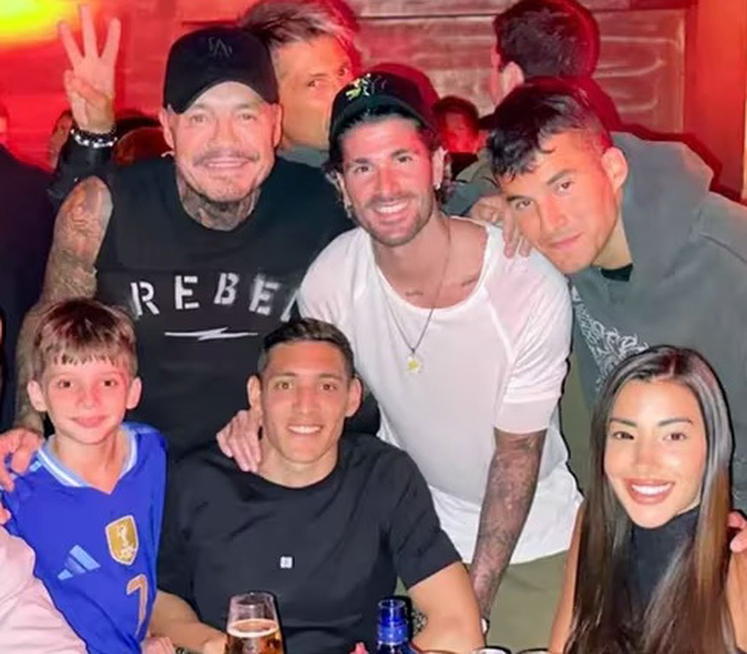 De cumpleaños. Nahuel Molina con Tinelli y Rodrigo De Paul