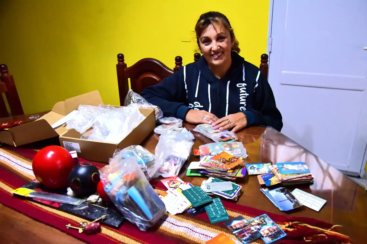 Vanesa muestra su colección de casi dos mil mini almanaques.