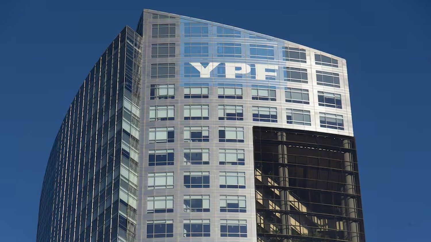 La Justicia de EE.UU. ordena a la Argentina entregar el 51% de las acciones de YPF