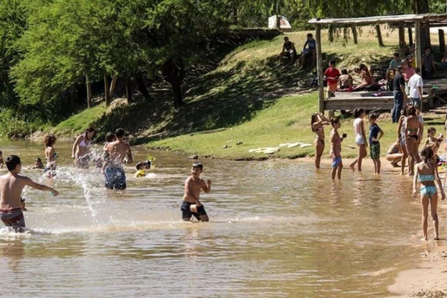 Un joven de 25 años recibió varias heridas de arma blanca en una pelea en una playa santafesina