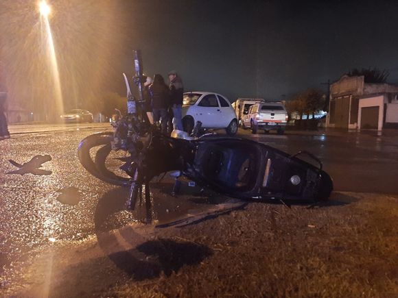 Un motociclista -que no llevaba casco- resultó herido de gravedad en la 228