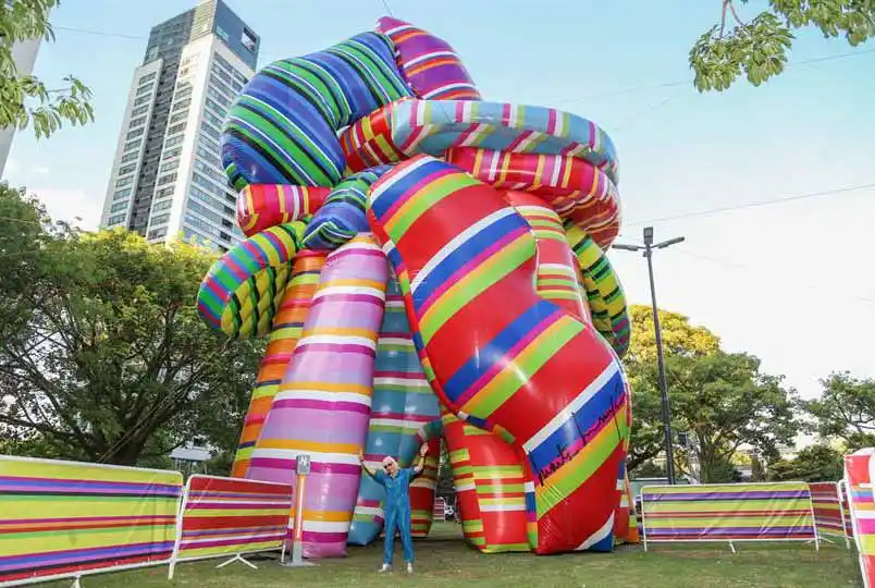 Marta Minujín y su escultura donde pedir deseos