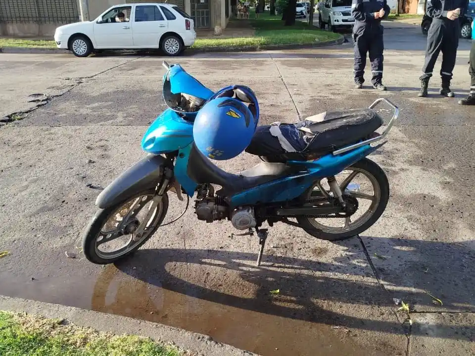 Tras la caída, el motociclista debió ser hospitalizado. Foto: BVVT