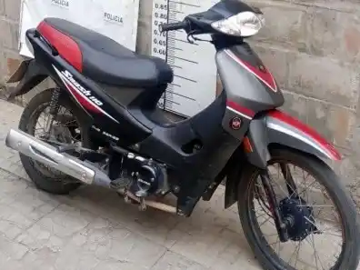 La moto Gilera Smash recuperada por la policía tras apresar al ladrón en plena fuga. Foto: Prensa Policía.