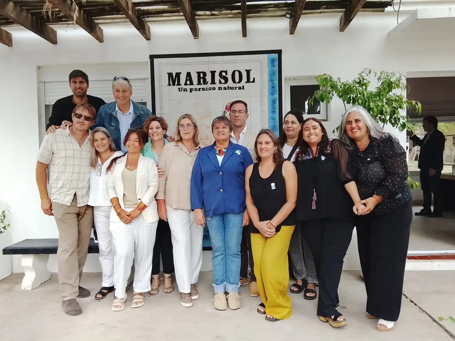 Eugenia de Dios (de musculosa o blusa negra) junto al inspector de educación secundaria Juan Antonio Ubería y la Jefe de Región 21, Gabriela Durá, entre otros (Foto gentileza de Eugenia De Dios)