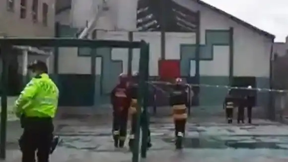 ¡ESTABA JUGANDO! Adolescente venezolano muere electrocutado en pleno patio de una escuela en Quito