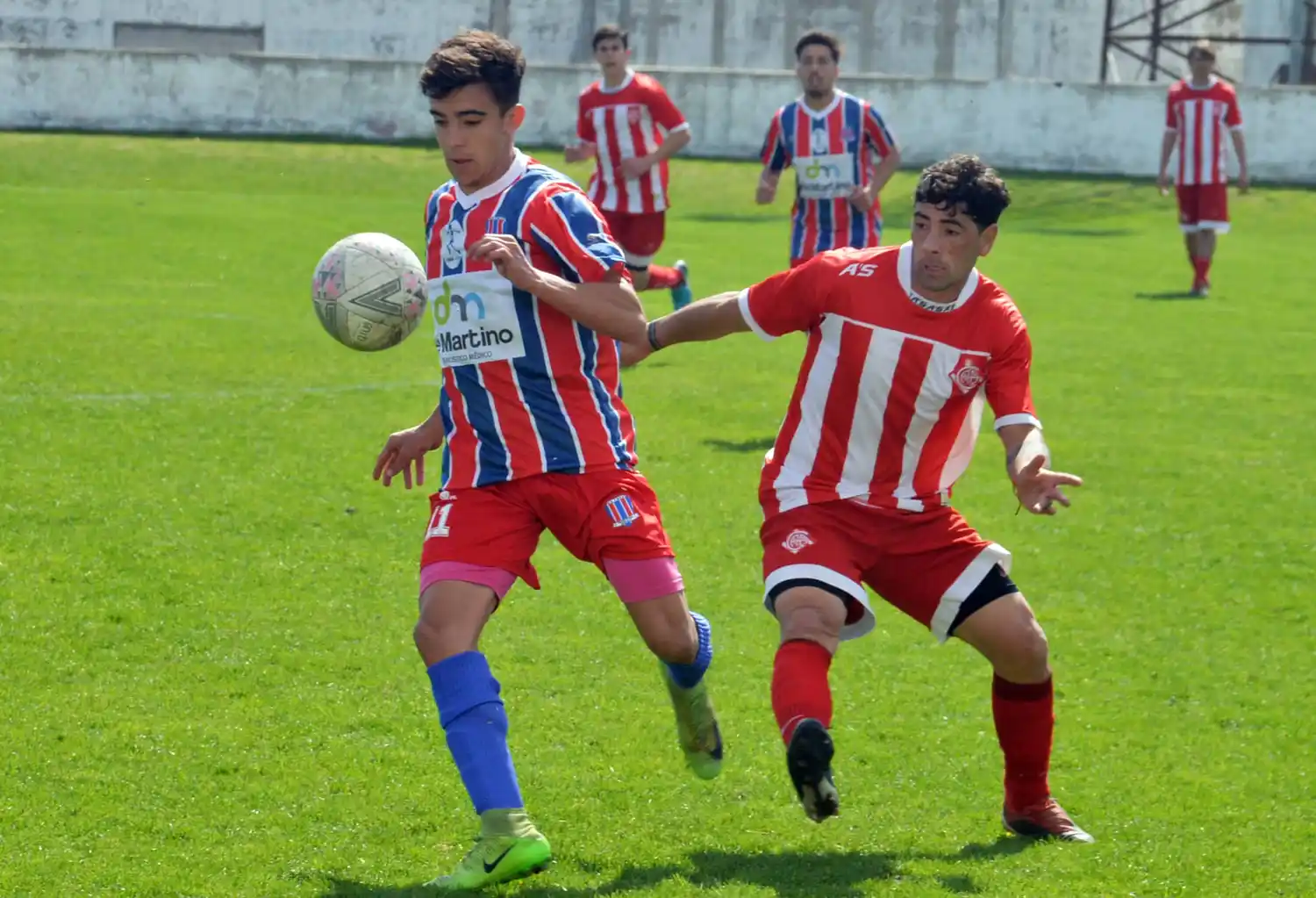 Pose intenta maniobrar, con Vesce cerca.