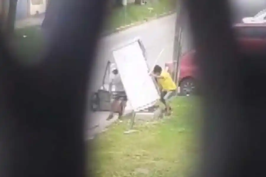 VIDEO | Arrancaron un tablero eléctrico para robarlo y se lo llevaron en un carro en Rosario