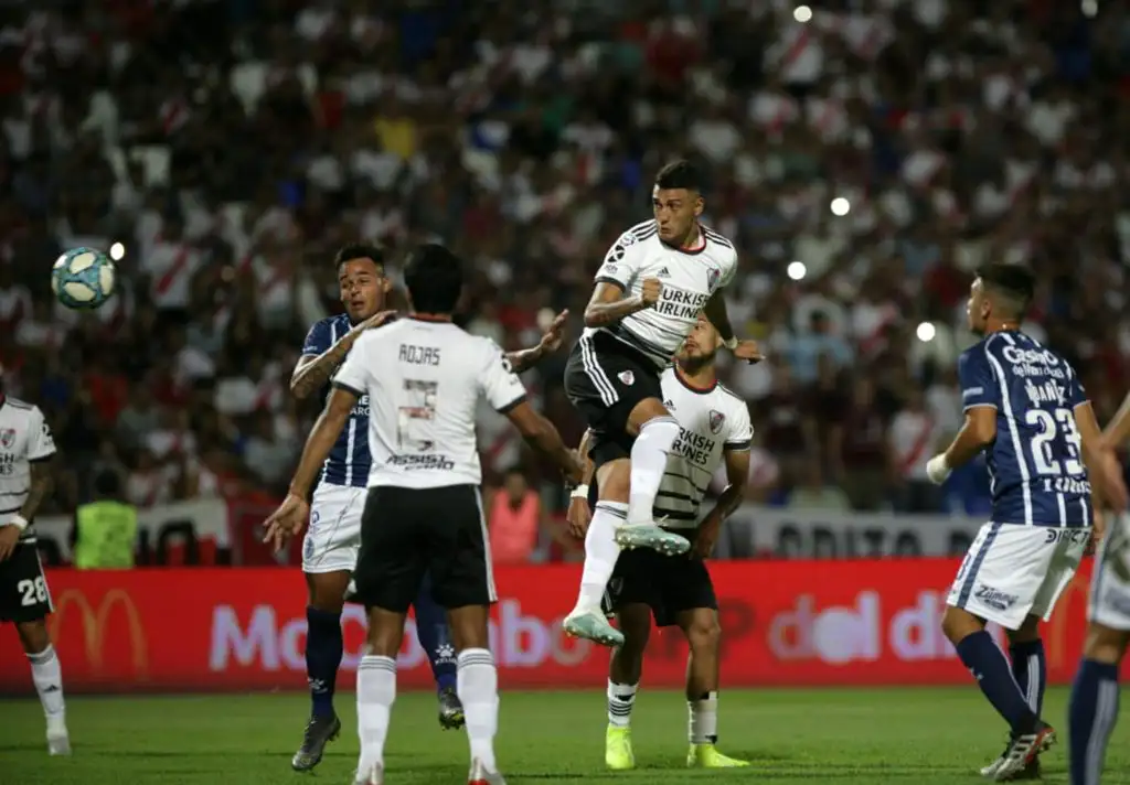 River pudo golear, pero terminó apretado en Mendoza