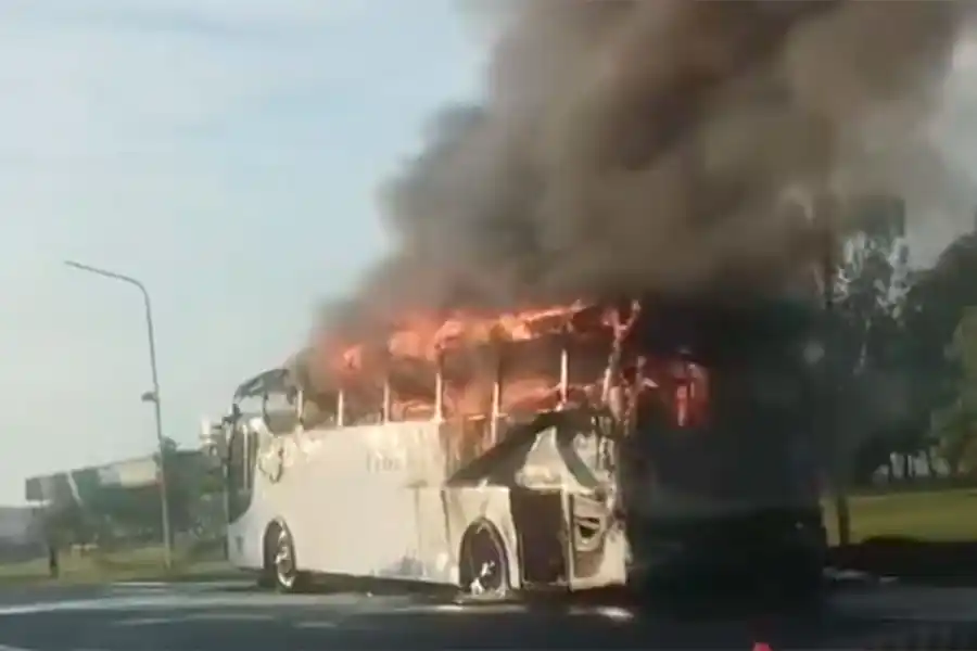 Colectivo incendiado