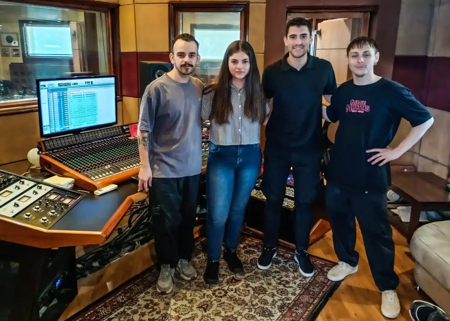 Isabella Vivas en el estudio de grabación.