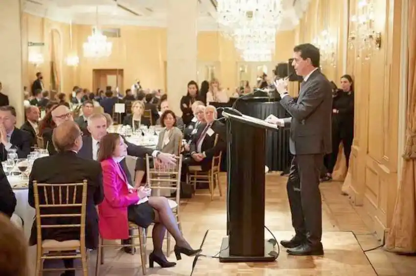 De Pedro estrecha vínculos 
con el círculo rojo del poder real