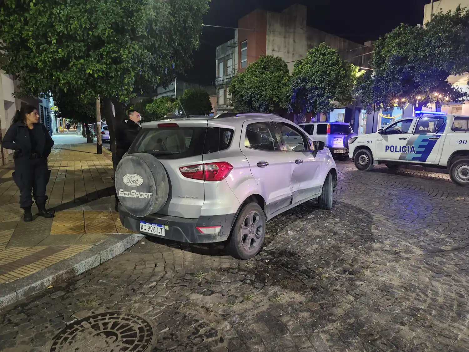 La EcoSport sufrió daños en la carrocería y las puertas del lado derecho.