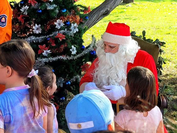 Alegría por la presencia de Papá Noel en la Plaza San Martín