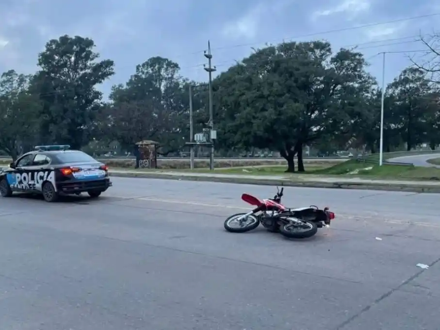 Si alguien vio lo ocurrido o puede aportar datos sobre la camioneta involucrada, se ruega comunicarse al 342 5 13-5343 o a la comisaría más cercana. Crédito: El Litoral