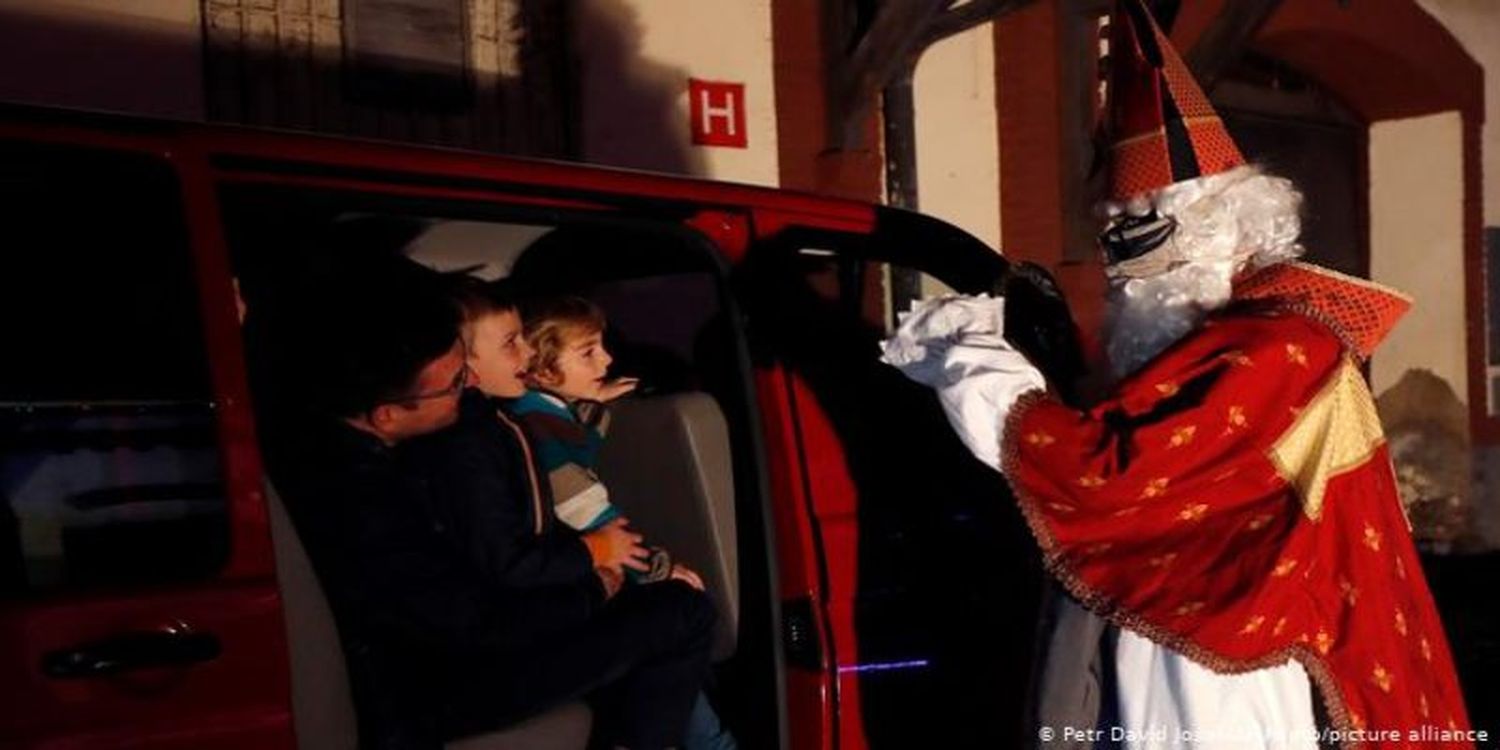 FOTOS: la tradición de San Nicolás triunfa en Praga pese al COVID-19