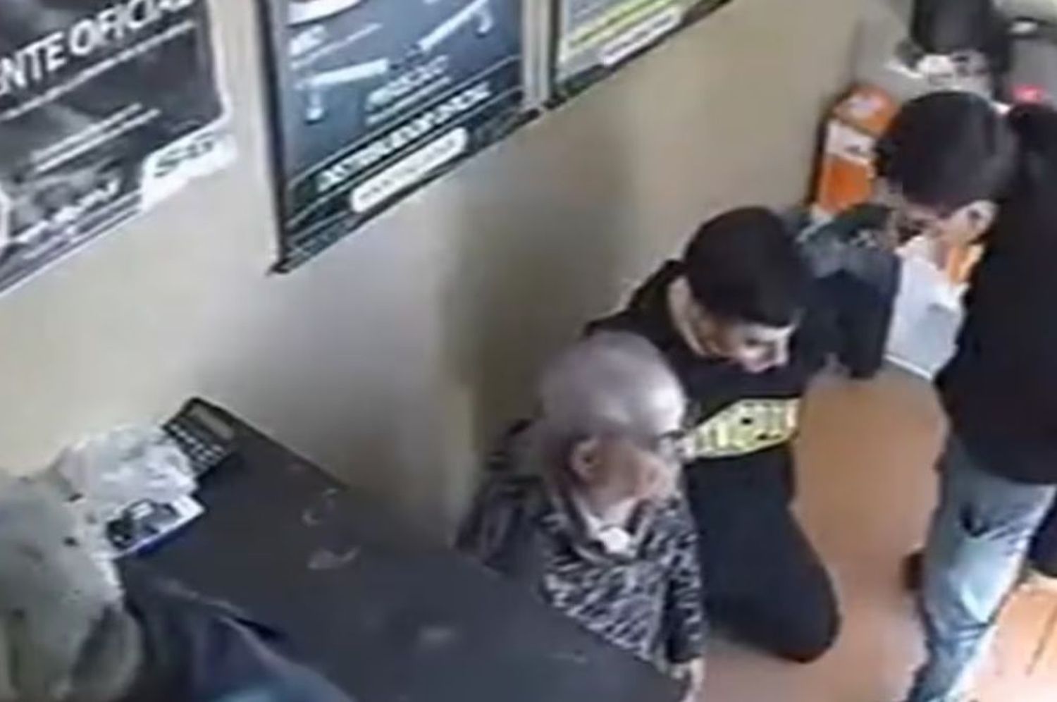 “Callate o te pego un tiro”: amenazaron con un arma a padre e hijo y les robaron en un comercio de Merlo