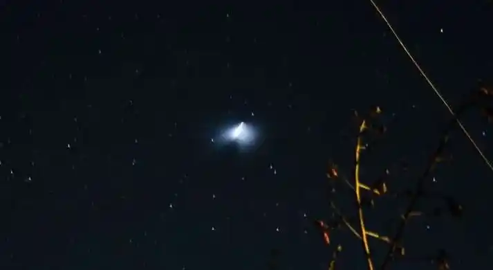 El cielo se iluminó en la fría noche del miércoles.
