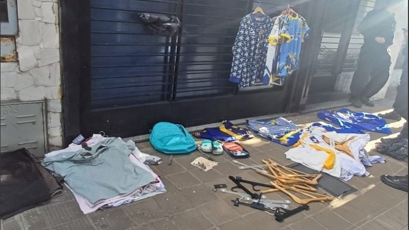 Las prendas y perchas que e llevó el delincuente fueron recuperadas y reconocidas por las empleadas.