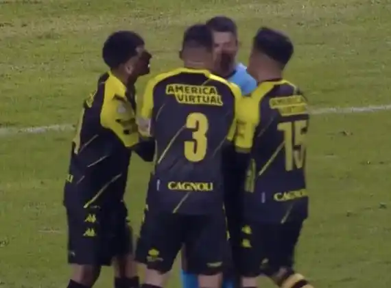 ¿Estuvo bien expulsado Santillán en Santamarina?