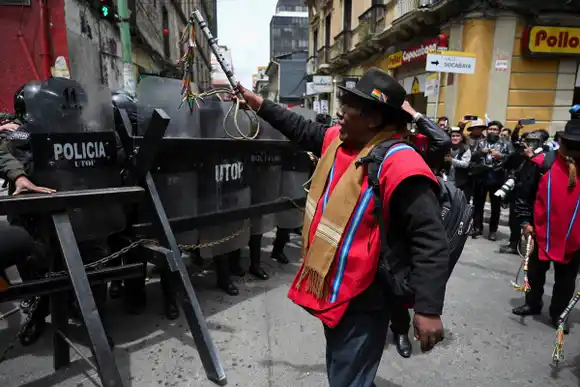 Miles de personas marcharon contra el gobierno de Arce por la escasez de dólares y combustible