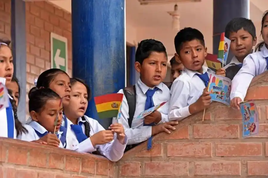 Bolivia otorgó un bono para fomentar la escolaridad