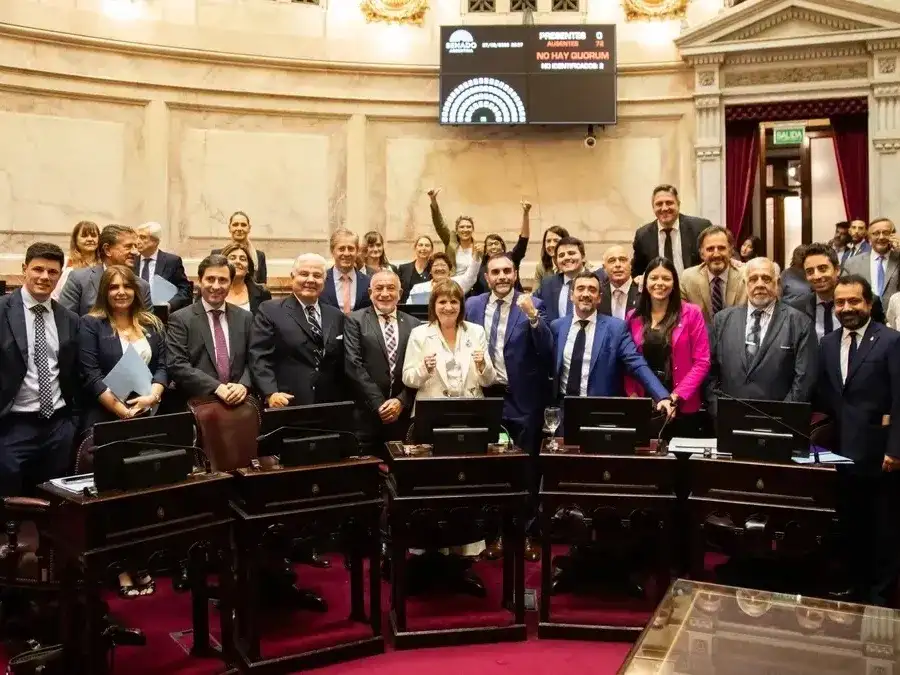 El bloque de LLA, tras sancionar la Ley el 27 de febrero pasado.