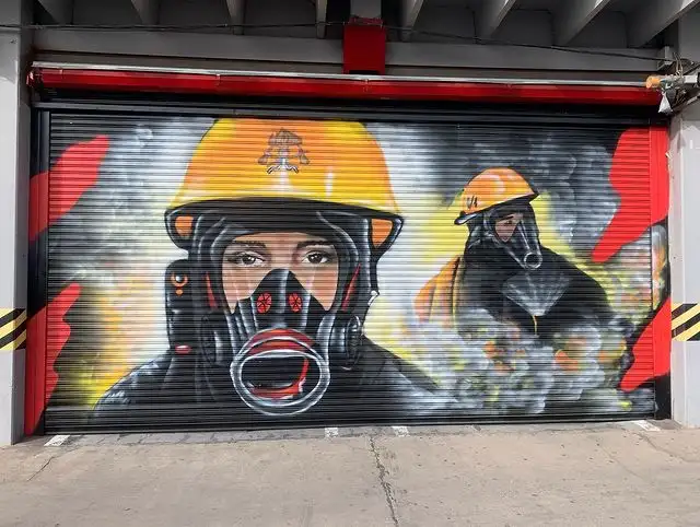 Portón de Bomberos de San Francisco intervenido artísticamente