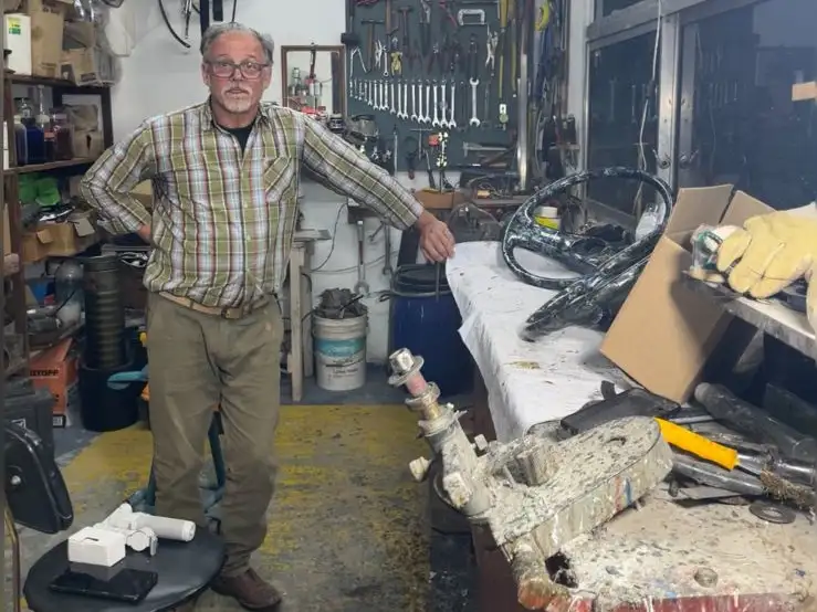 El camionero que rescató un oficio casi perdido y convierte volantes en piezas únicas