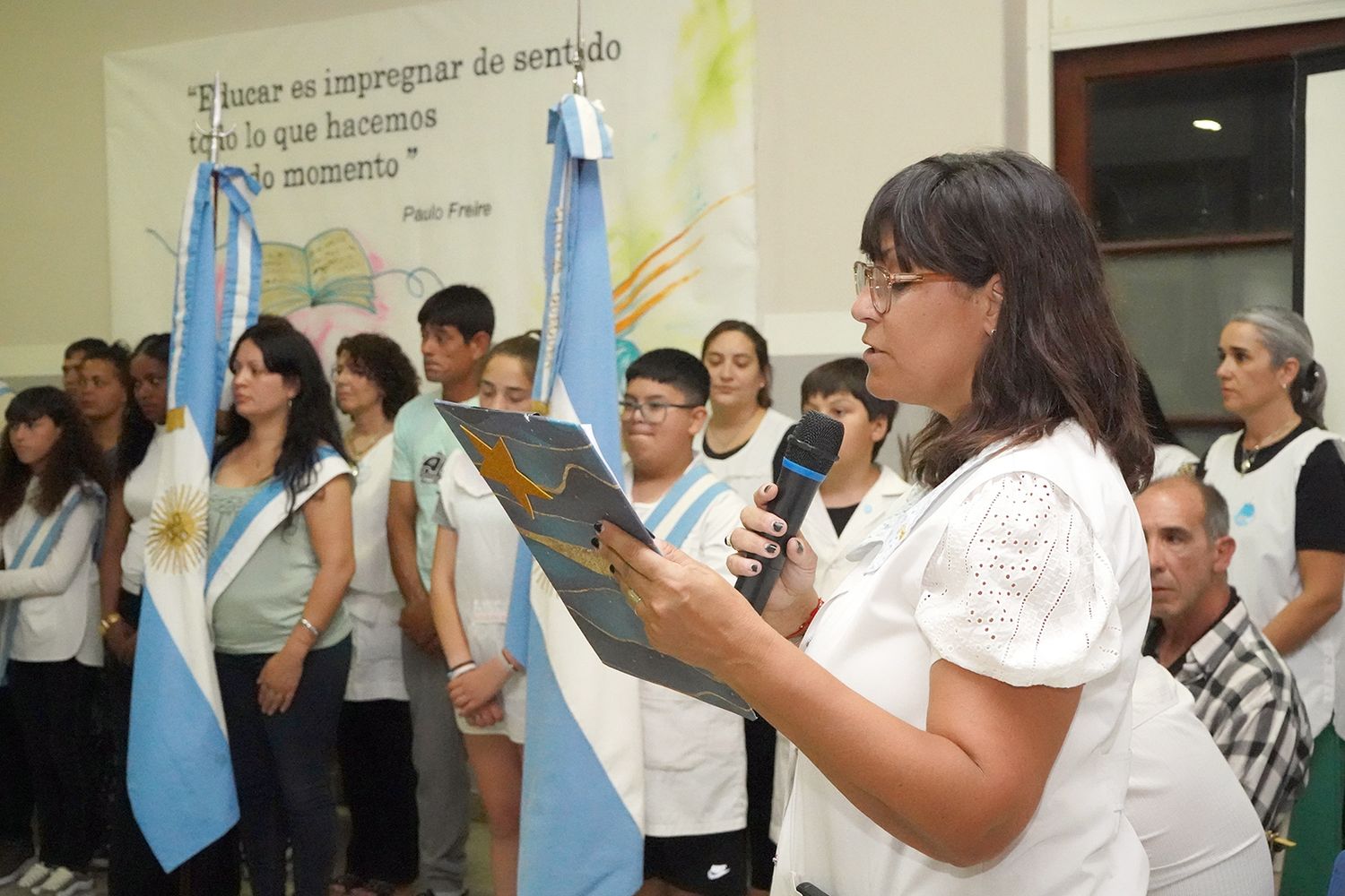 Emoción. En la ceremonia por los 50 años de la EEPA 702 de Quequén