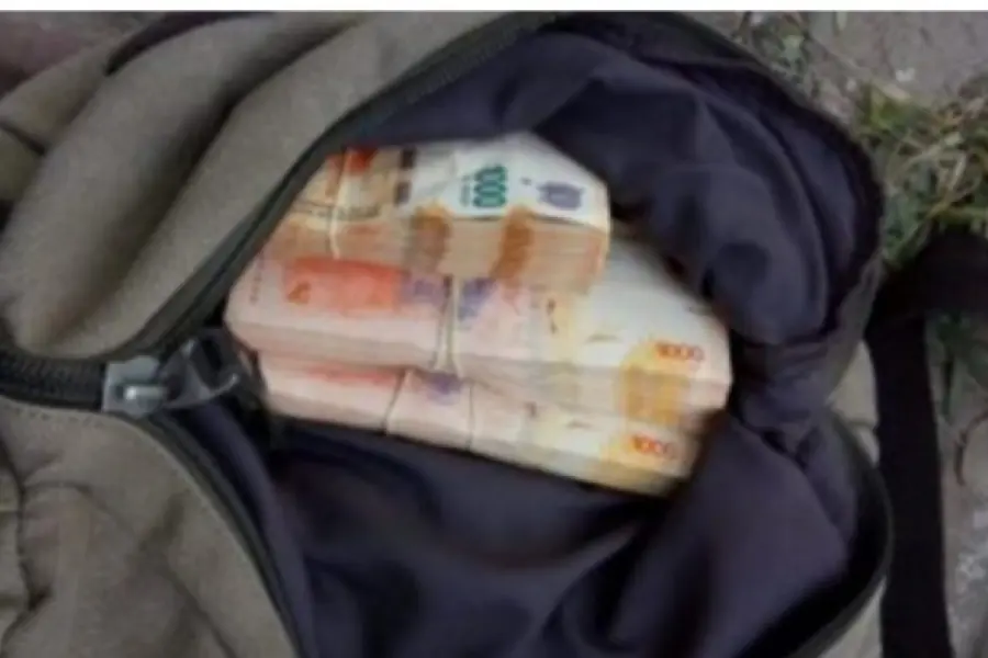 Un joven encontró una mochila con medio millón de pesos y la devolvió