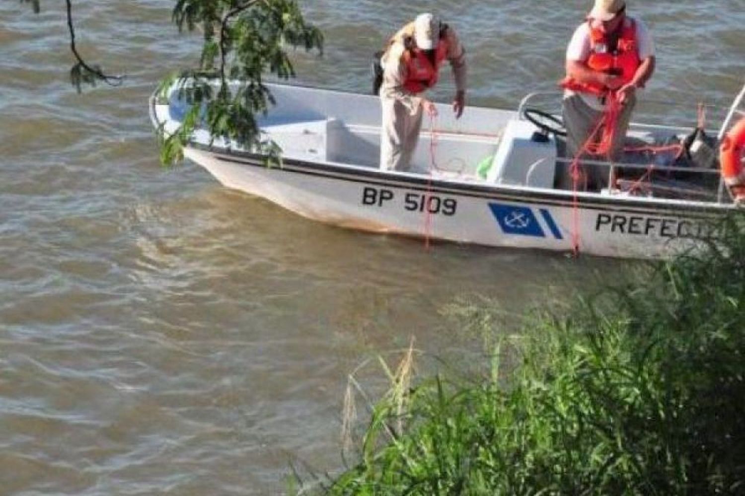 Buscan el cuerpo de un pescador desaparecido en el río Paraná