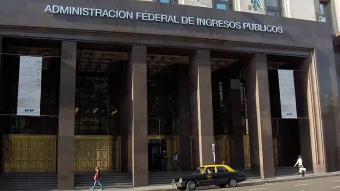 La AFIP detectó irregularidades en 700 cuentas de argentinos en el exterior e investiga otras 1.800