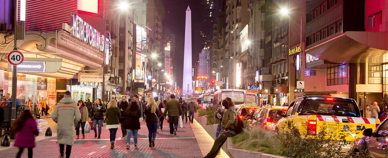 La Avenida Corrientes brilla en vacaciones: teatros, luces y movimiento constante en una ciudad que nunca se queda quieta.