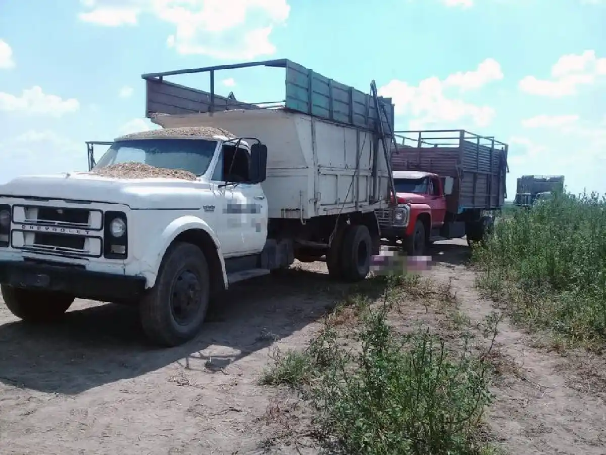 Un adolescente murió aplastado entre dos camiones