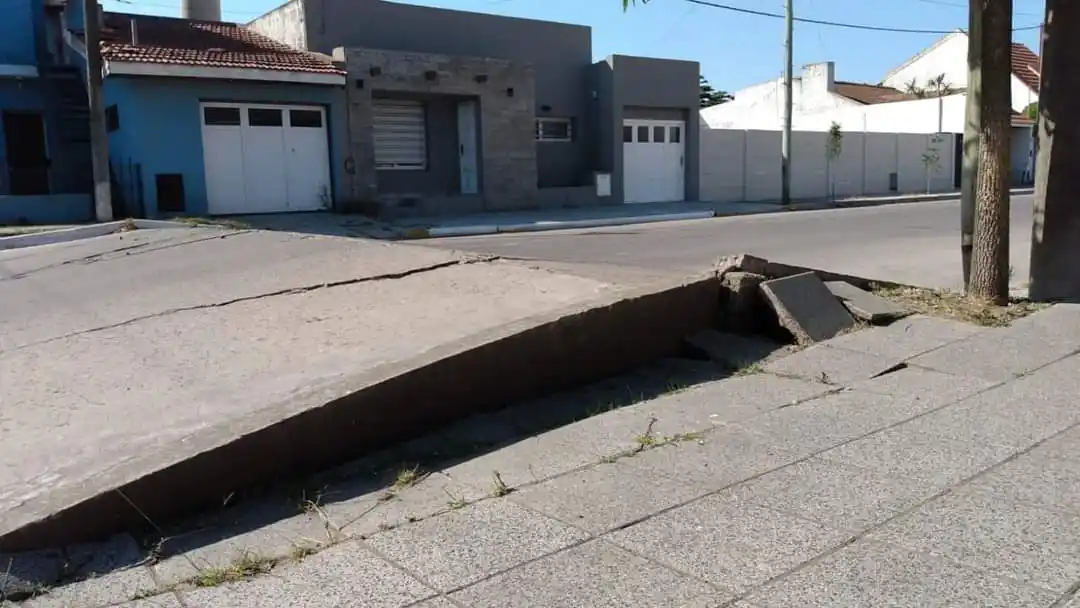 Ola de calor en Necochea: Por las altas temperaturas, se levantó el asfalto