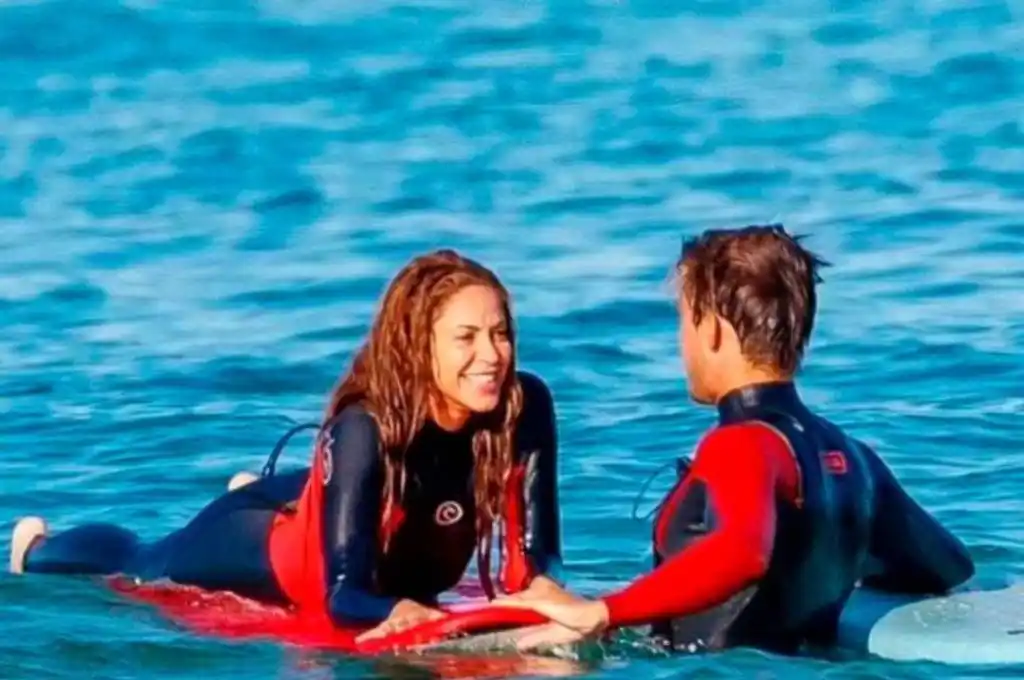 ¡Bomba! Fotografían a Shakira muy cariñosa con un instructor de surf