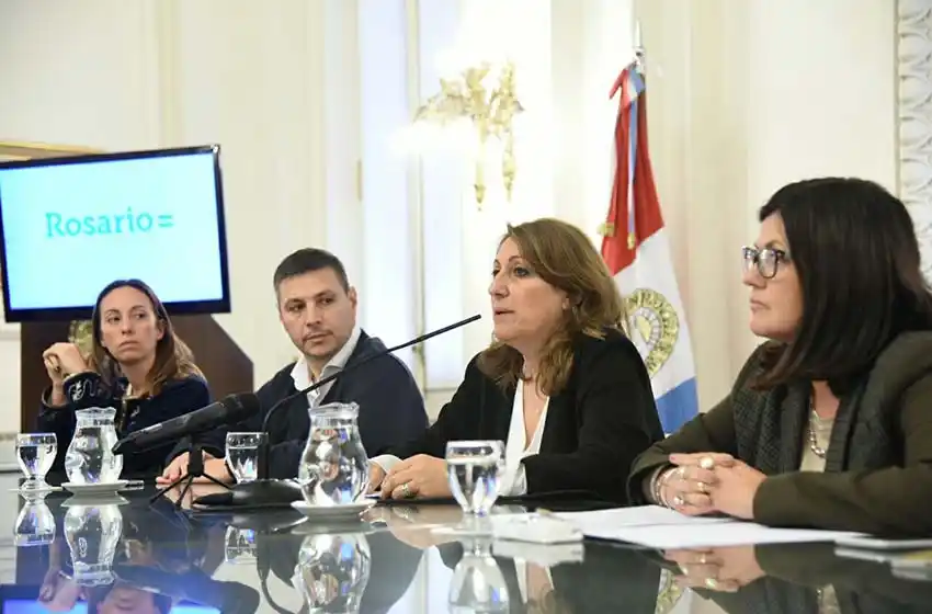 Fein anunció una línea de colectivos para el aeropuerto