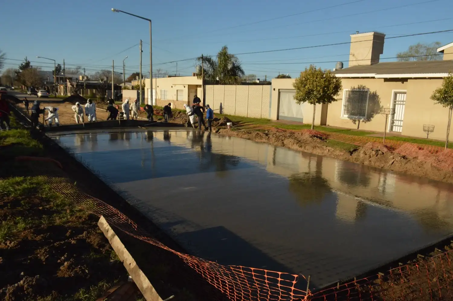 Obreros pavimentando la calle Dorrego entre Piacenza y Leoncio de la Barrera. Foto: MVT