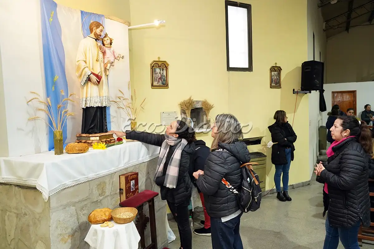 Ruegos. Ante la imagen de San Cayetano, en la capilla del barrio 9 Julio