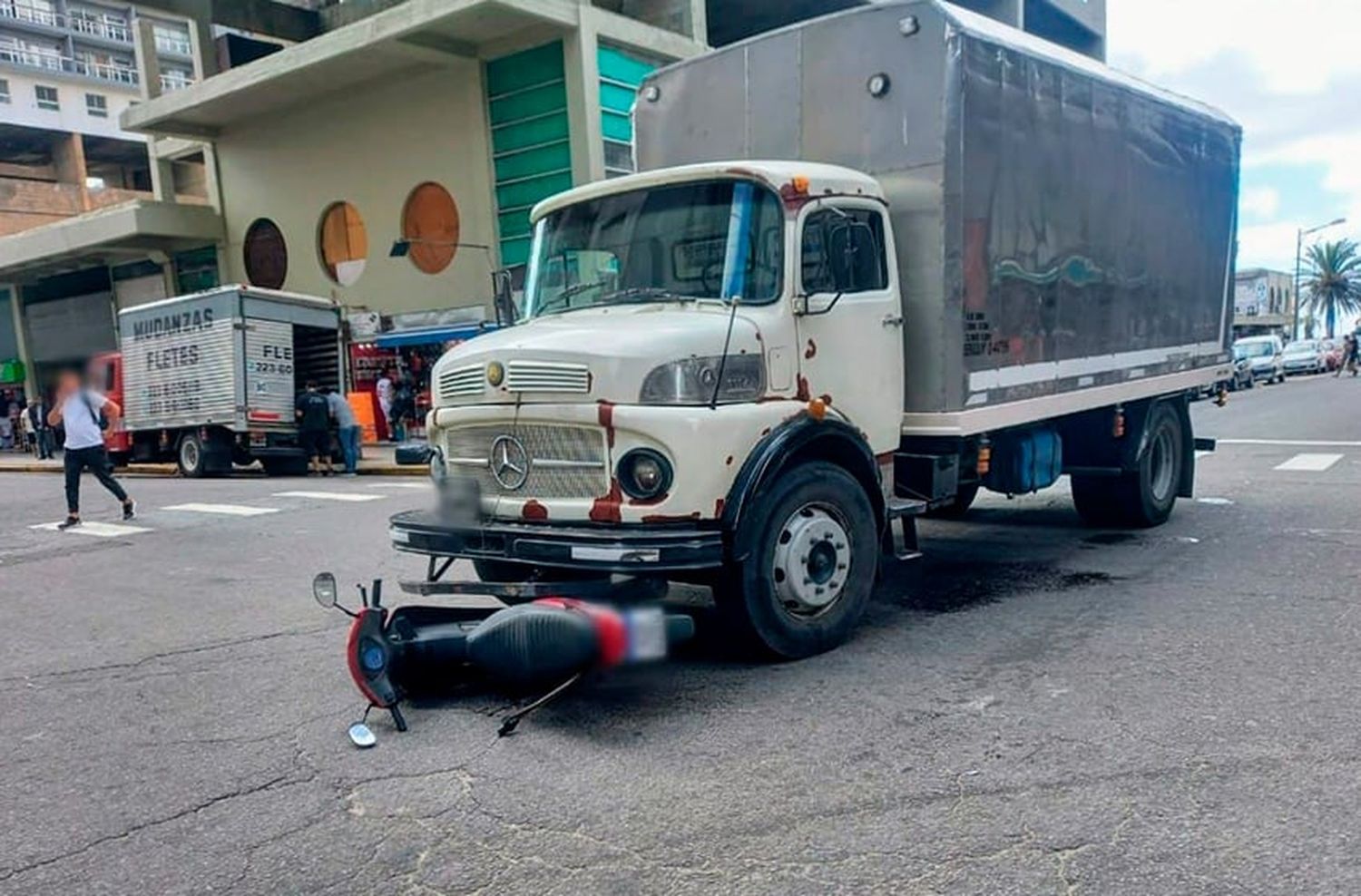 Un camión atropelló a una moto en pleno centro marplatense