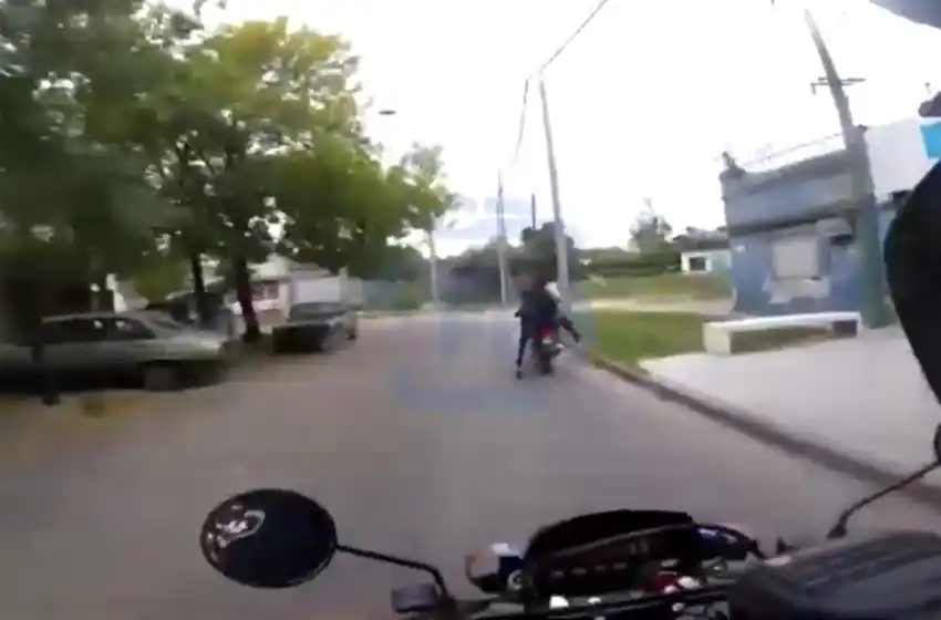 Persecución en Rosario: cinematográfica secuencia capturada por una cámara en el casco de un policía