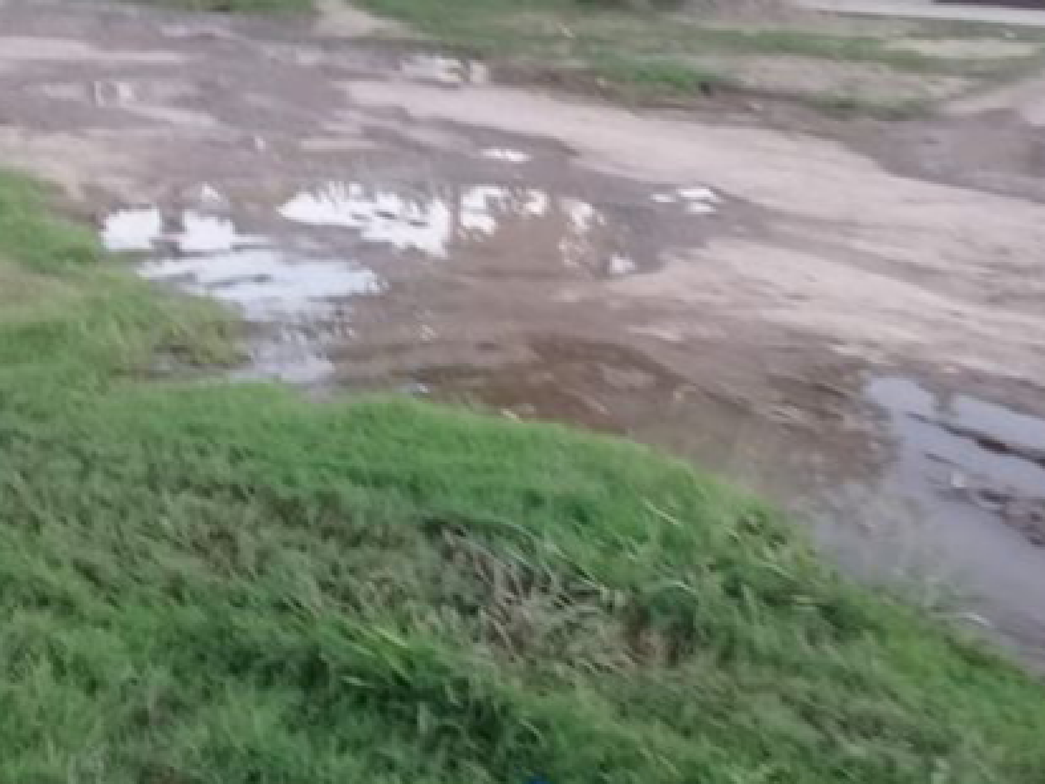 En La Milka vecinos reclaman por la pérdida de agua a causa de un caño roto