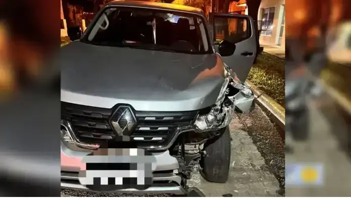 Conductor alcoholizado chocó un poste de luz: dijo que se quedó dormido